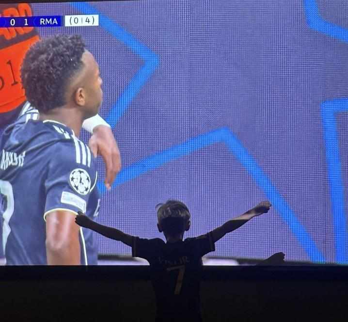  昔日巨星心怀旧情，贝尔携子共赏欧冠大战；儿子身披维尼修斯战袍，进球瞬间喜悦迸发。 体育新闻 昔日巨星心怀旧情，贝尔携子共赏欧冠大战；儿子身披维尼修斯战袍，进球瞬间喜悦迸发。 体育新闻