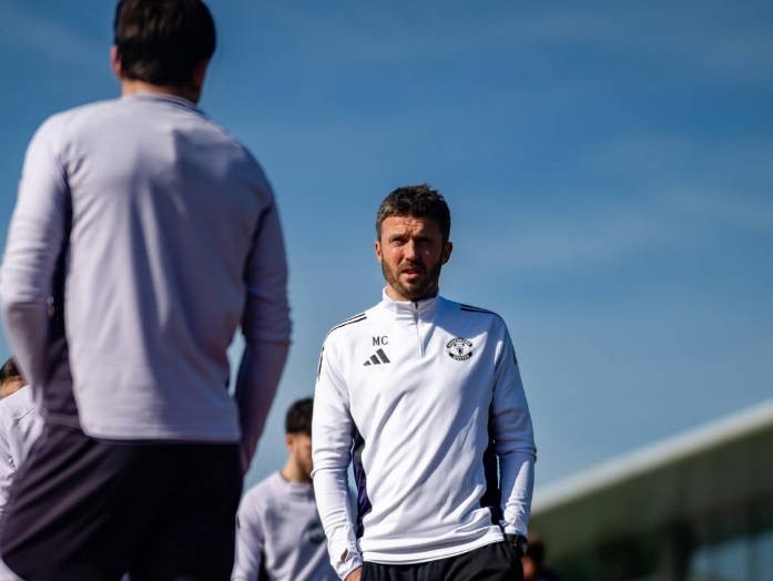  曼联面临长达二十四天休战空档；俱乐部高层正权衡集训安排。 体育新闻