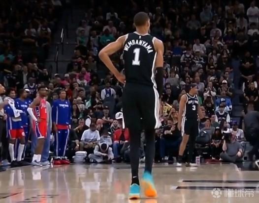  当天才遭遇伤病侵袭：文班亚马的荣耀与隐忧，牵动多少球迷心弦 体育新闻