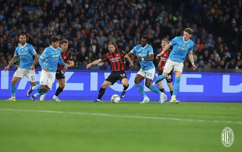  战术革命的临界点：阿莱格里的433抉择与米兰困局深度解析 体育新闻