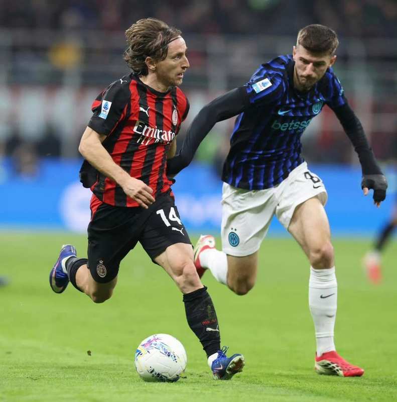  战术革命的临界点：阿莱格里的433抉择与米兰困局深度解析 体育新闻